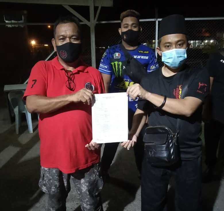 Khalid (left) and the members of the NGOs showing the police report. u00e2u20acu2022 Borneo Post pic