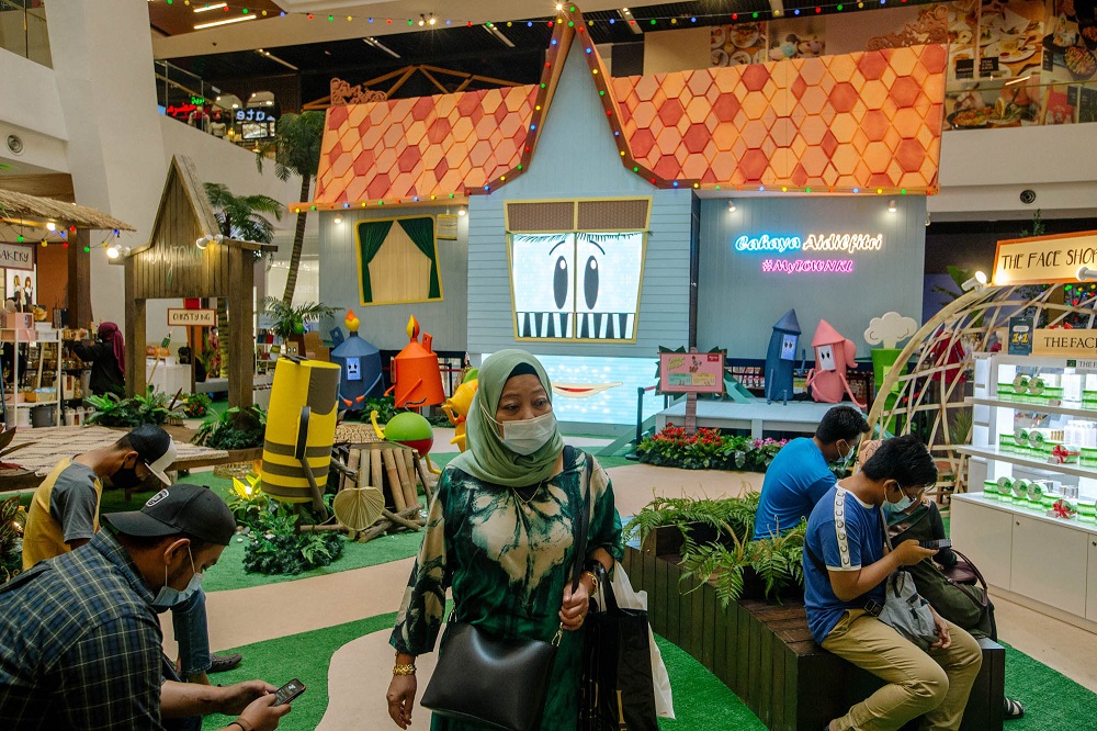 Shopping malls are not the only places where people go to shop. u00e2u20acu2022 Malay Mail file pic