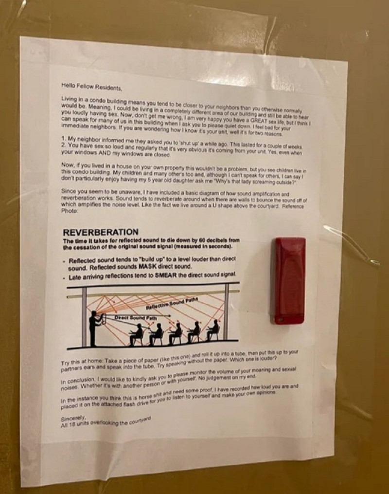The note and recording on the neighbour's door. u00e2u20acu2022 Picture via Reddit