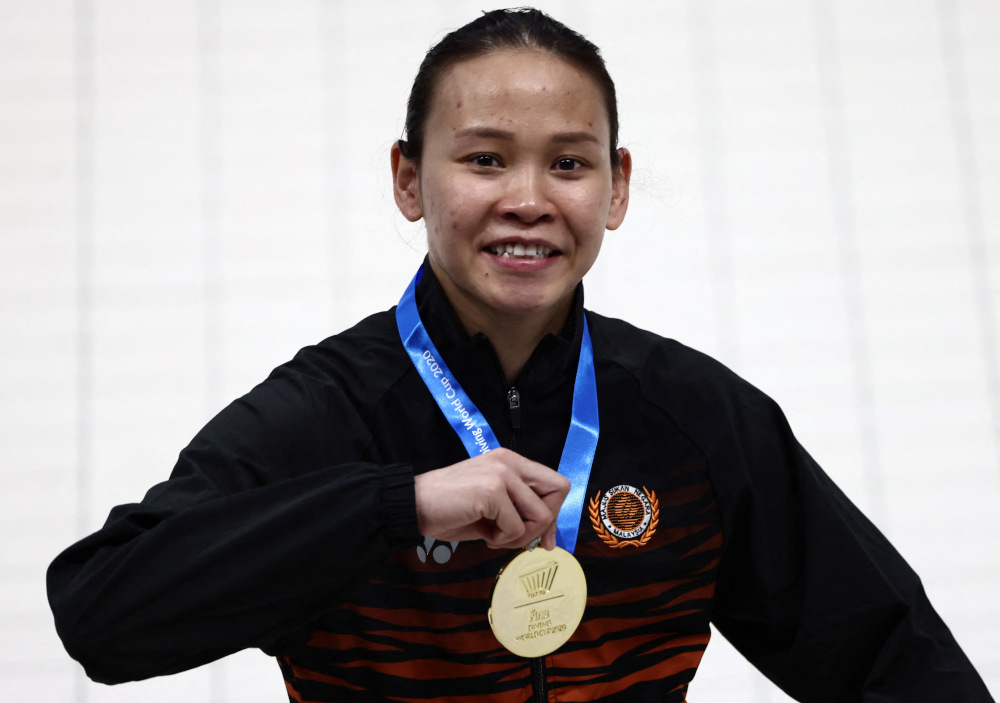 Pandelela shows her gold medal after the womenu00e2u20acu2122s 10m platform final at the FINA Diving World Cup and test event for the Tokyo 2020 Olympic Games, at the Tokyo Aquatics Centre May 5, 2021. u00e2u20acu201d AFP pic 