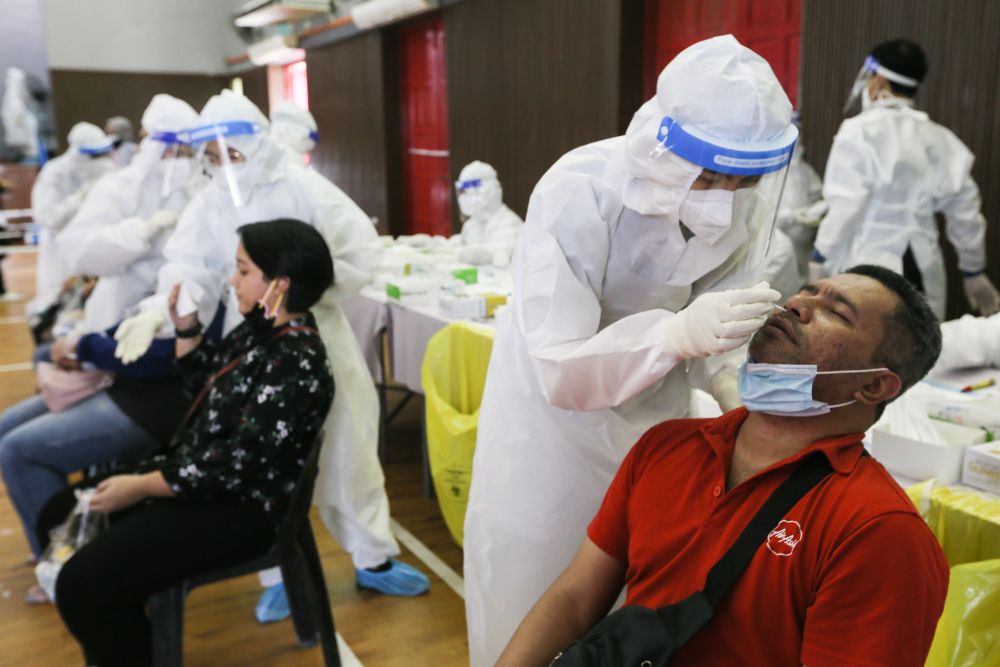Health workers collect swab samples to test for Covid-19 at Dewan MBSA Paya Jaras Tengah, Sungai Buloh May 26, 2021. u00e2u20acu201d Picture by Ahmad Zamzahuri