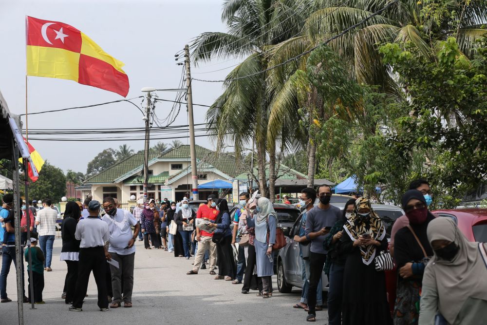 Members of the public queue for Covid-19 swab test at Dewan MBSA Paya Jaras Tengah, Sungai Buloh May 26, 2021. u00e2u20acu201d Picture by Ahmad Zamzahuri