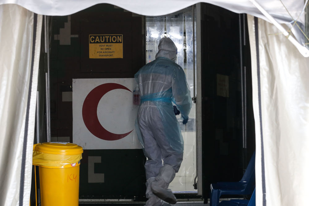 Medical and Malaysian Armed Forces personnel in PPE suits during a dry run session at the Kepala Batas Field Intensive Care Unit, Kepala Batas Hospital May 25, 2021. u00e2u20acu201d Picture by Sayuti Zainudin