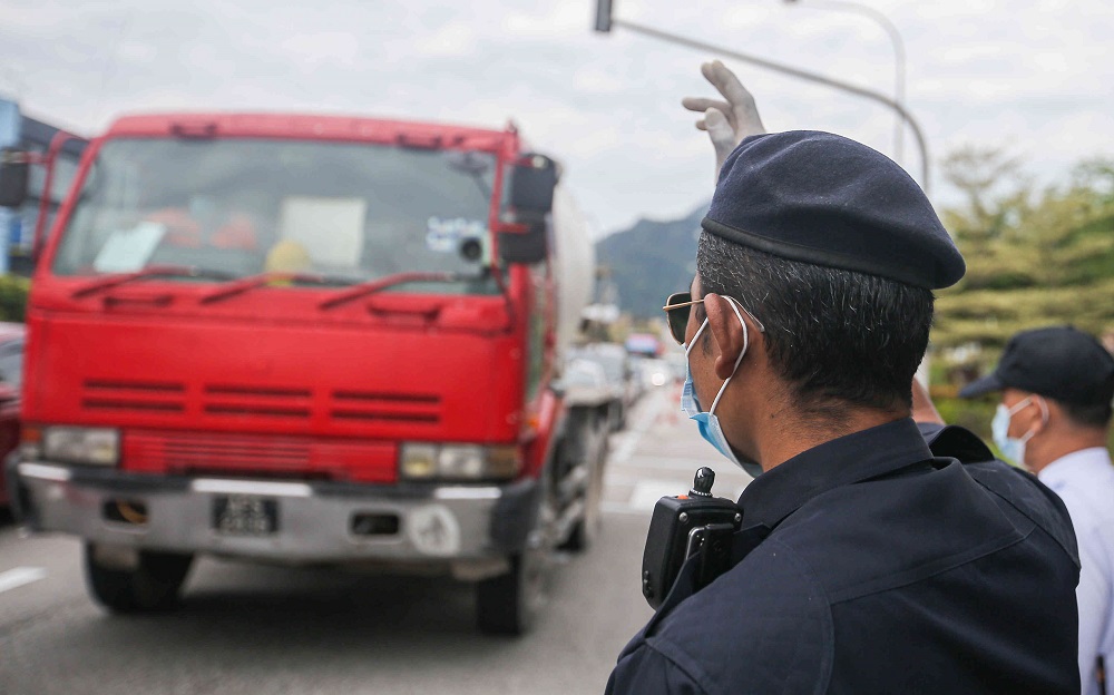 Police personnel man a roadblock at Jalan Dr Nazrin Shah in Ipoh May 22, 2021. u00e2u20acu2022 Picture by Farhan Najib