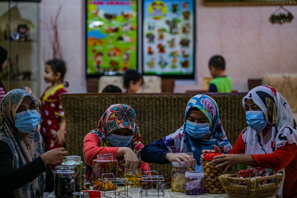 Home improvement retail chain MR.DIY is all set to help Malaysians celebrate this Hari Raya in the comfort of their homes with great deals and discounts on festive essentials. u00e2u20acu2022 Picture by Hari Anggara