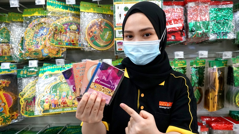 Ensure to have enough Raya packets and festive gift bags in hand if you are giving out duit raya or gifts throughout the Hari Raya celebrations. ― Picture courtesy of MR.DIY