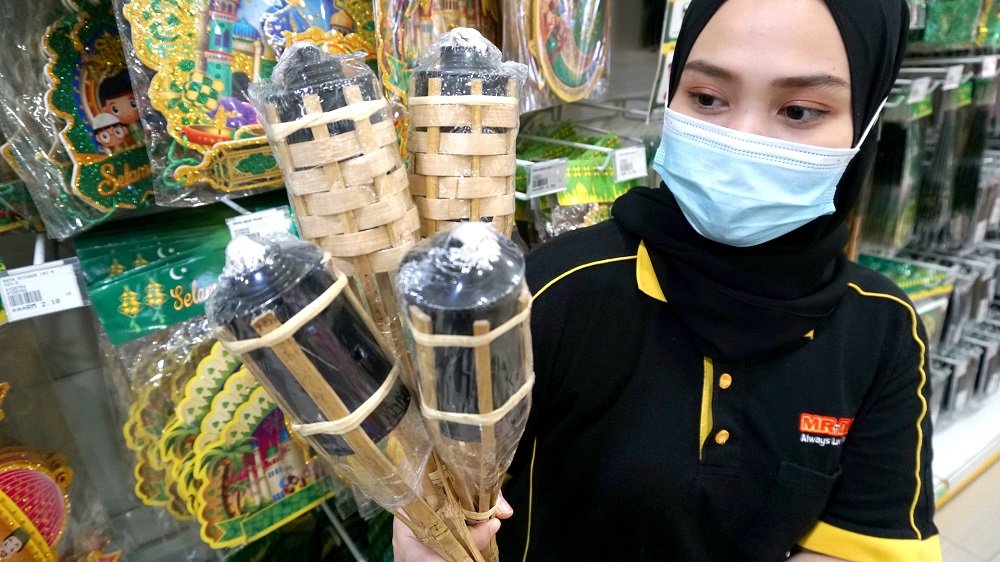Home improvement retailer MR.DIY slashes prices on various Hari Raya essentials for the festive season. ― Picture courtesy of MR.DIY