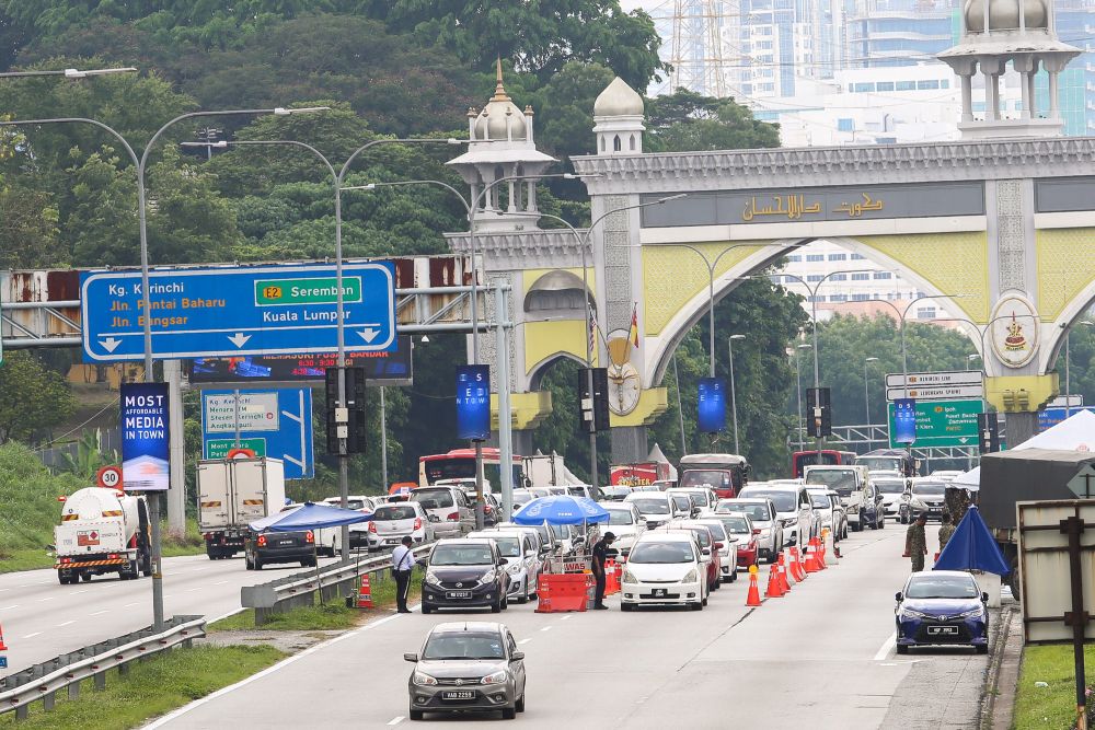 Police conduct checks on vehicles at a roadblock on the Federal Highway on the first day of Raya May 13, 2021. u00e2u20acu201d Picture by Choo Choy May