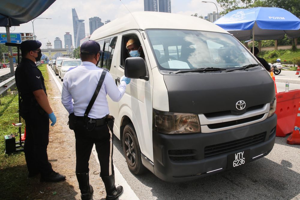 Police conduct checks on vehicles at a roadblock on the Federal Highway on the first day of Raya May 13, 2021. u00e2u20acu201d Picture by Choo Choy May