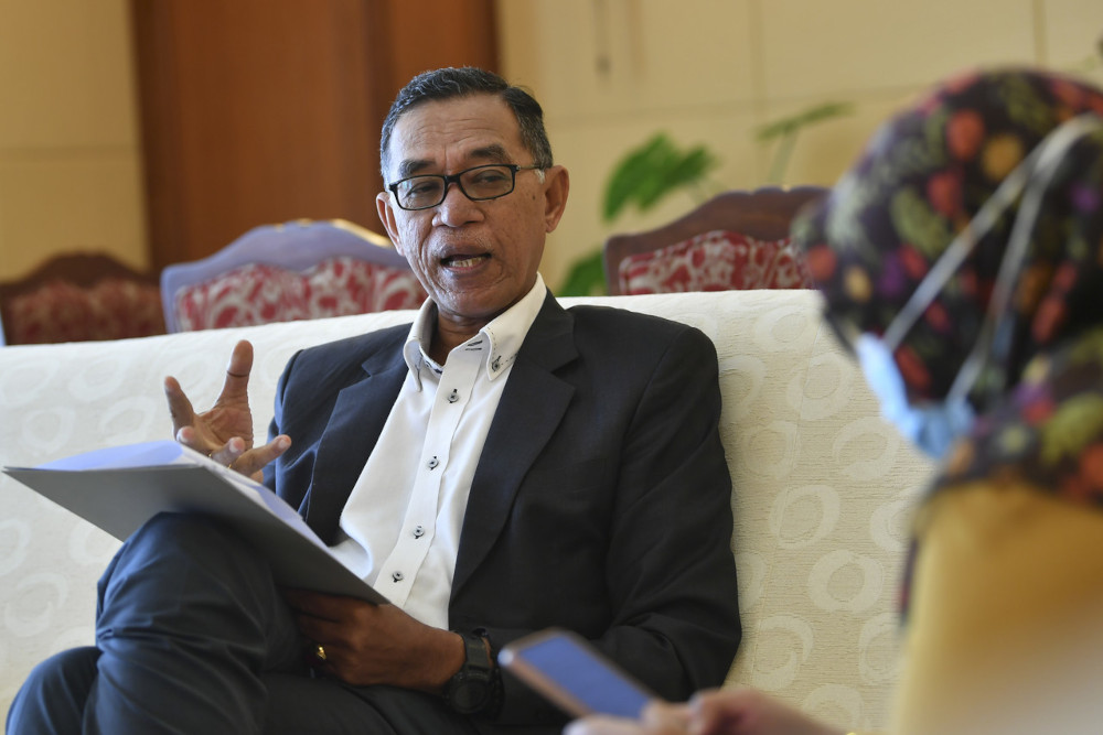 Deputy Minister of Domestic Trade and Consumer Affairs Datuk Rosol Wahid said a total of 2,262 enforcement officers from the ministry were monitoring and checking supplies at all levels of the supply chain nationwide. u00e2u20acu201d Bernama picnn