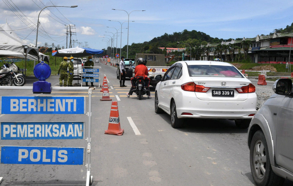 Rela officers and police man a roadblock on Jalan Telipok-Kota Kinabalu in Sabah, May 10, 2021. u00e2u20acu201d Bernama pic 
