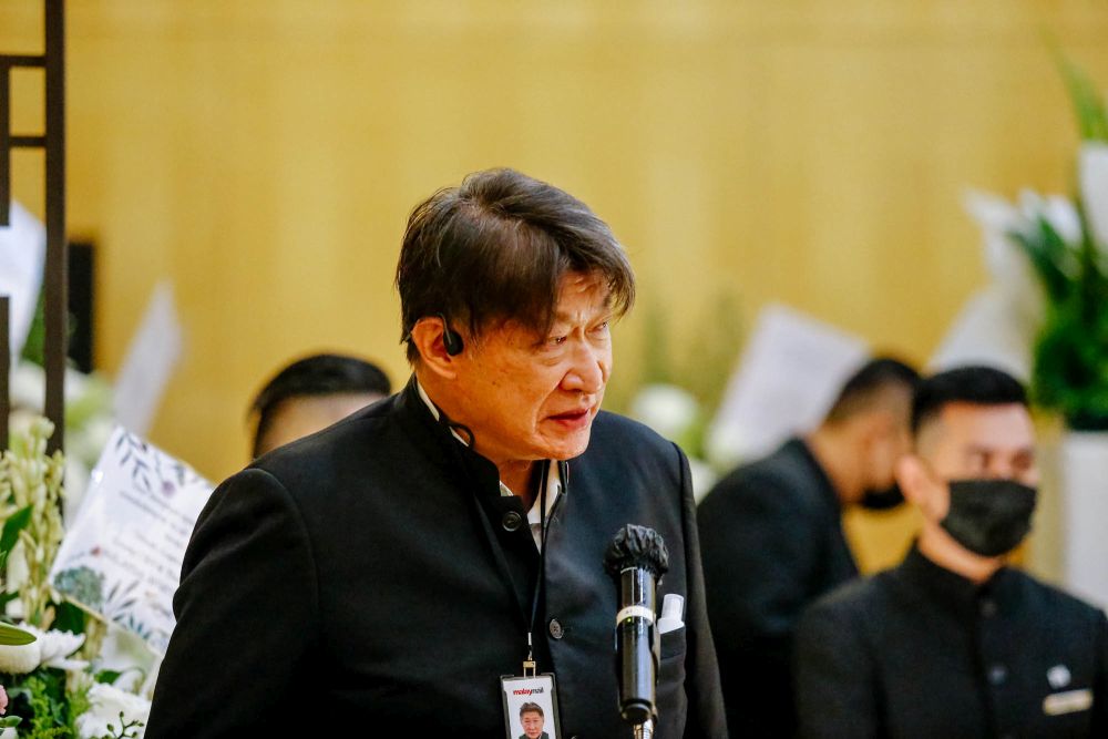 Datuk Siew Ka Wei delivers his eulogy at Datuk Wong Sai Wan’s funeral at the Xiao En Centre in Jalan Kuari, Cheras May 17, 2021. — Picture by Firdaus Latif