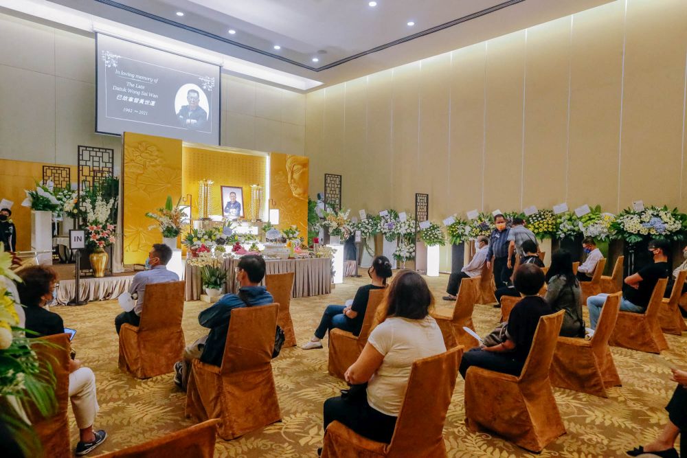 Mourners attend the funeral of Malay Mail editor-in-chief Datuk Wong Sai Wan at the Xiao En Centre in Jalan Kuari, Cheras May 17, 2021. u00e2u20acu201d Picture by Firdaus Latif