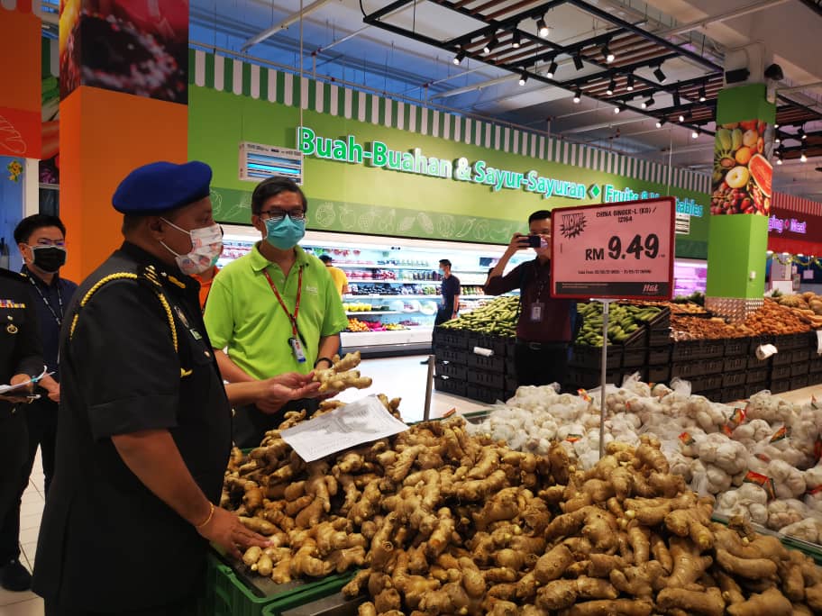 Photo shows KPDNHEP officers inspecting one of the supermarkets to check compliance with the Hari Raya Aidilfitri price control scheme. u00e2u20acu2022 Borneo Post pic