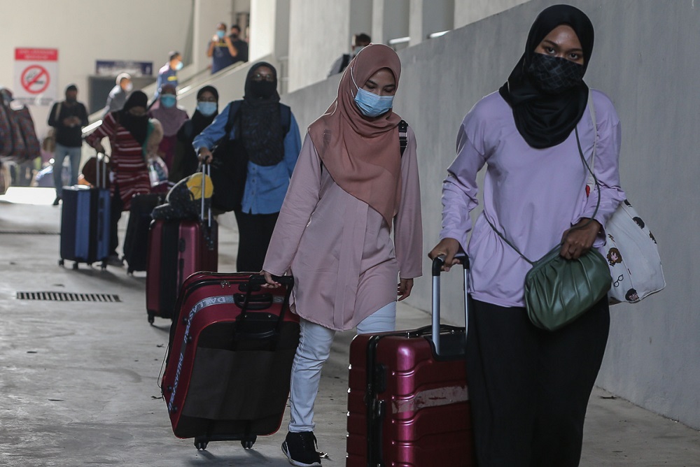 Students make their way to board the bus at UiTM Shah Alam May 7, 2021. u00e2u20acu2022 Picture by Yusof Mat Isa