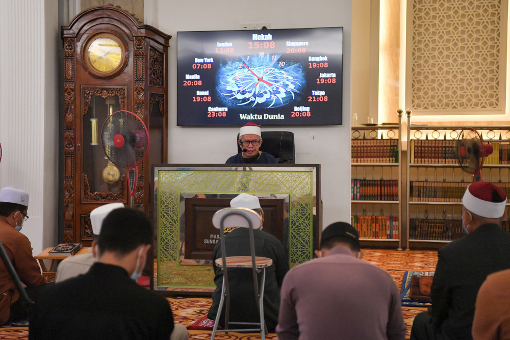 Datuk Seri Zulkifli Mohamad delivers a special u00e2u20acu02dctazkirahu00e2u20acu2122 to give awareness of the importance of Jerusalem to Islam at the Ibnu Khaldoon mosque in Sungai Besi, May 17, 2021. u00e2u20acu201d Bernama 