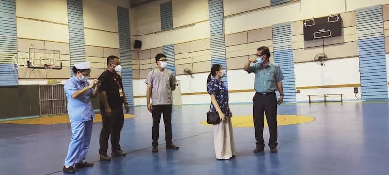 Lee (right) and others check the hall at Curtin Malaysia which will be the new PPV in Miri city from today. u00e2u20acu201d Borneo Post