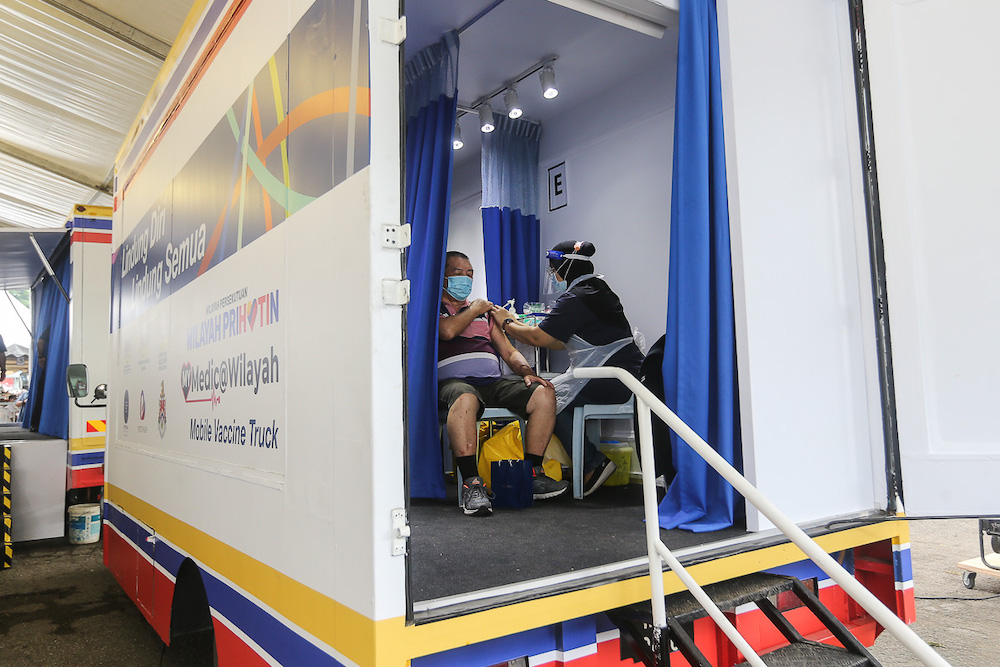 Traders and local workers at Pasar Borong Kuala Lumpur receive their Covid-19 vaccination through the MYMedic@Wilayah Vaccine Mobile Truck programme in Selayang June 20, 2021. u00e2u20acu201d Picture by Yusof Mat Isa
