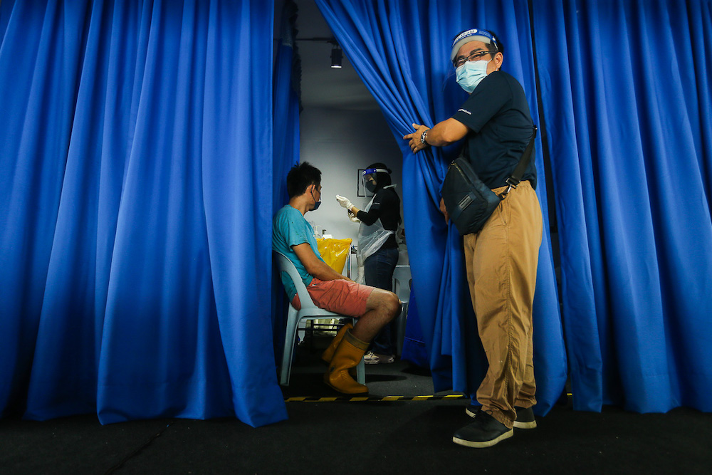 Traders and local workers at Pasar Borong Kuala Lumpur receive their Covid-19 vaccination through the MYMedic@Wilayah Vaccine Mobile Truck programme in Selayang June 20, 2021. u00e2u20acu201d Picture by Yusof Mat Isa