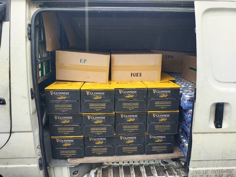 Cigarettes and liquor seized by PPMW5 Bintulu at Bintulu-Tatau coast road. u00e2u20acu201d Borneo Post pic