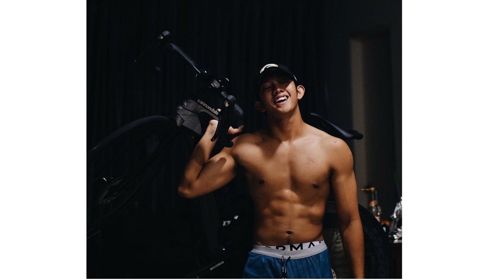 Some fans told off the 21-year-old for exposing his aurat.  u00e2u20acu201d  Picture via Instagram/Ismail Izzani