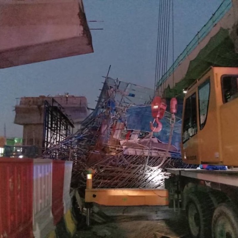 The highway developer issued the stop work order immediately after two workers were injured when metal scaffolding fell at the construction site earlier this evening. u00e2u20acu201du00c2u00a0Bomba Selangor pic