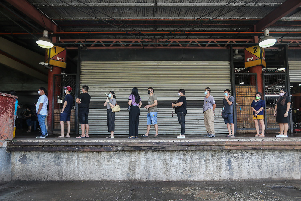 Traders and workers at Pasar Borong Kuala Lumpur queue to receive their Covid-19 vaccination through the MYMedic@Wilayah Vaccine Mobile Truck programme in Selayang June 20, 2021. u00e2u20acu201d Picture by Yusof Mat Isa  