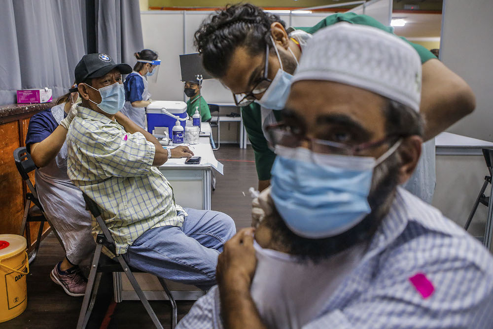 Health workers administer Covid-19 vaccine doses at the Selangor Covid-19 Vaccination Programme at Dewan Seri Siantan in Selayang June 28, 2021. ― Picture by Hari Anggara