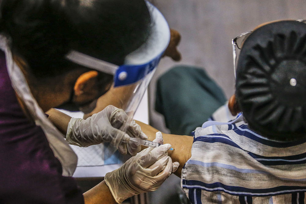 Health workers administer Covid-19 vaccine doses at the Selangor Covid-19 Vaccination Programme at Dewan Seri Siantan in Selayang June 28, 2021. u00e2u20acu2022 Picture by Hari Anggara