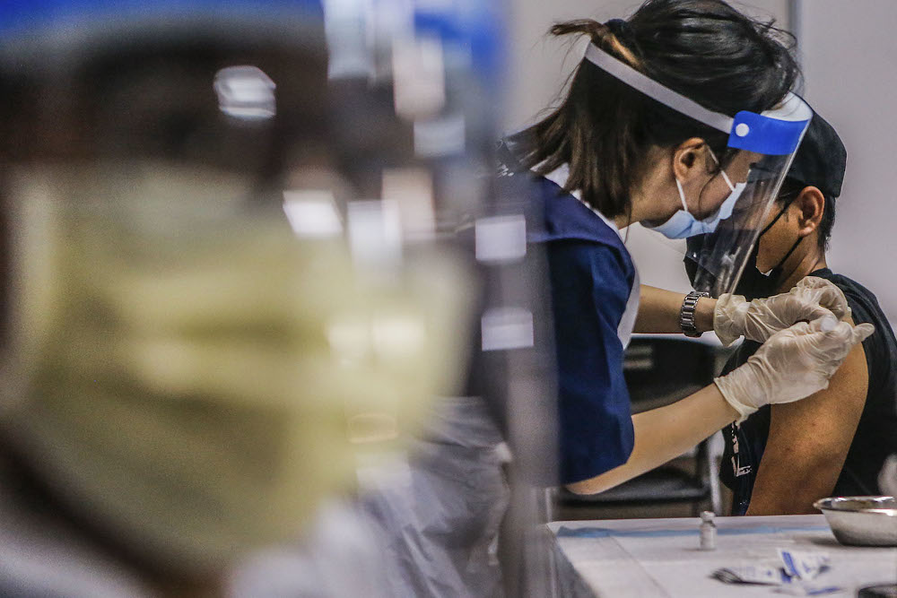 Health workers administer Covid-19 vaccine doses at the Selangor Covid-19 Vaccination Programme at Dewan Seri Siantan in Selayang June 28, 2021. u00e2u20acu2022 Picture by Hari Anggara