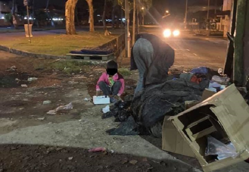 The father and son ventured out into the rubbish dumps at night in the hopes of finding scrap cardboard to sell. u00e2u20acu201d Picture via Facebook/mohamadfirdaus.firdaus.7nn