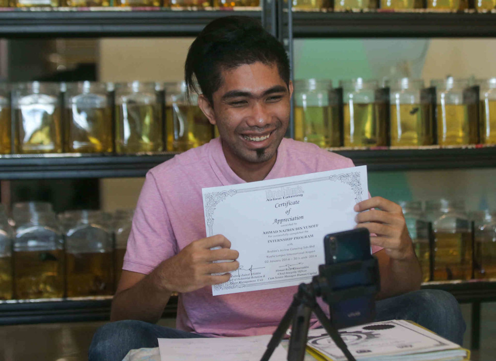 Ahmad Nazrin Yusoff performing his job interview via online at his home in Taman Lapangan Harmoni in Ipoh, June 22, 2021. u00e2u20acu201d Picture by Farhan Najib