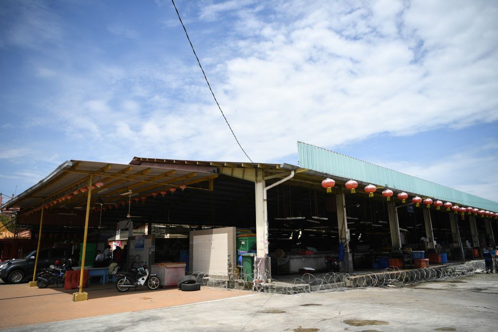 The Chai Leng Park Market was ordered to close yesterday until June 29 after 11 traders and workers tested positive for Covid-19. u00e2u20acu201d Picture courtesy of MBSP