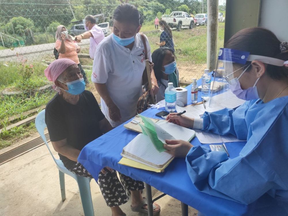 Dr Tiong Chong Ying collects some details from Tingau Jaring, a 86-year-old villager of Rumah Edwin Engkulau at Nanga Belungai in Kakus, who is accompanied by her daughter. u00e2u20acu201d Borneo Post Online picnn