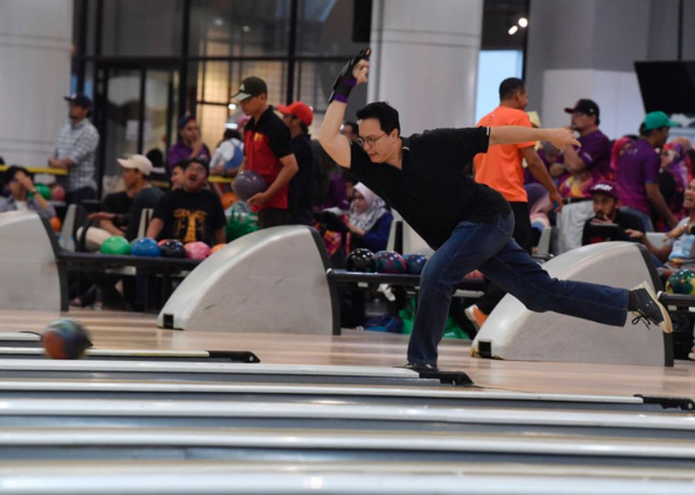 Actor and producer Datuk Seri Eizlan Yusof is pictured in action at the 2019 Celebrity, Finas and PPZ-MAIWP Bowling Tournament at Wangsa Bowl, Wangsa Walk November 16, 2019. u00e2u20acu201d Bernama pic