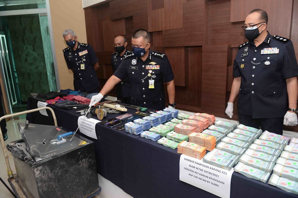 Kedah police chief Datuk Kamarul Zaman Mamat (centre) at a press conference in Alor Setar June 26, 2021. u00e2u20acu201d Bernama pic