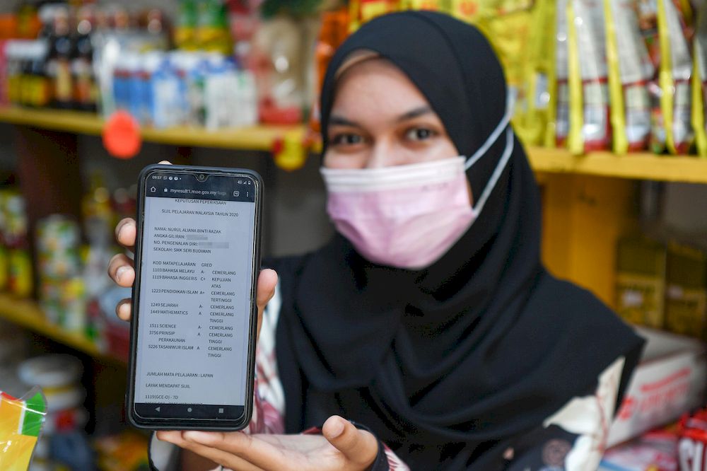 Nurul Aliana Razak, 18, showing the results of her Sijil Pelajaran Malaysia (SPM) 2020 examination obtained online, when met at Kampung Batu Burok, Kuala Terengganu, June 10, 2021. u00e2u20acu201d Bernama pic