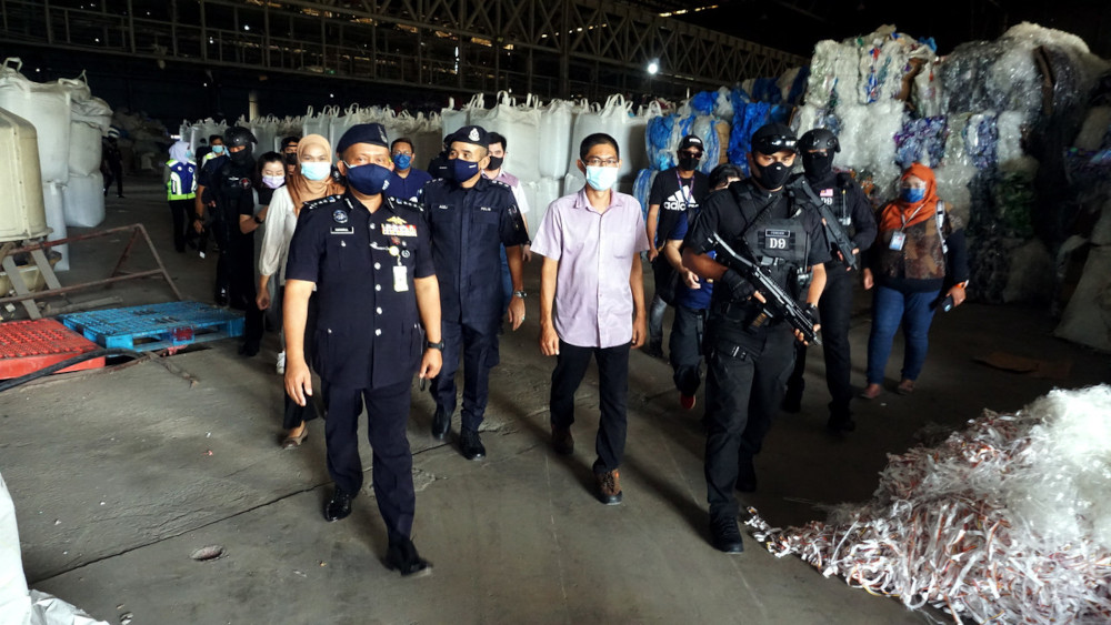 Kedah police chief Datuk Kamarul Zaman Mamat during a standard operating procedure (SOP) compliance check at several factories in Sungai Petani, June 29, 2021. u00e2u20acu201d Bernama pic 