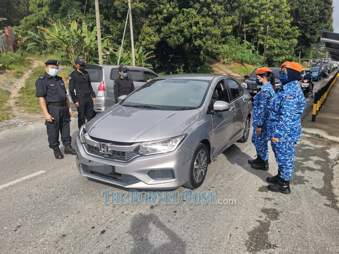 A police roadblock set up at Jalan Airport in Kapit recently to ensure SOP compliance among the people. u00e2u20acu2022 Borneo Post pic
