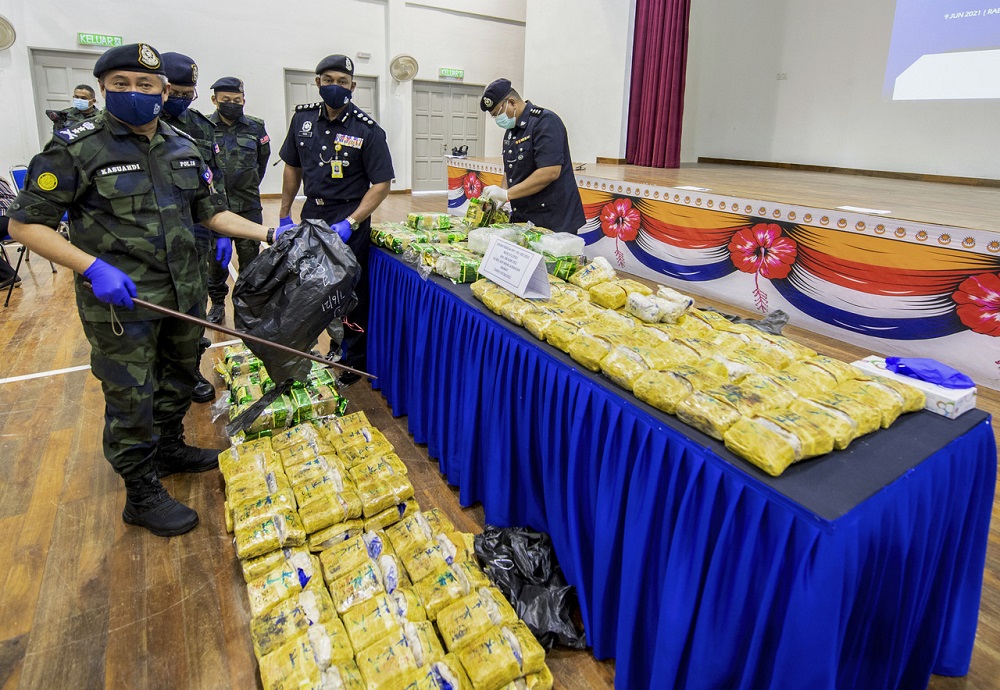 Department of Internal Security and Public Order deputy director Datuk Kasuahdi Ali showing the drugs that were seized at the Pasir Mas district police headquarters, June 9, 2021. u00e2u20acu2022 Bernama pic