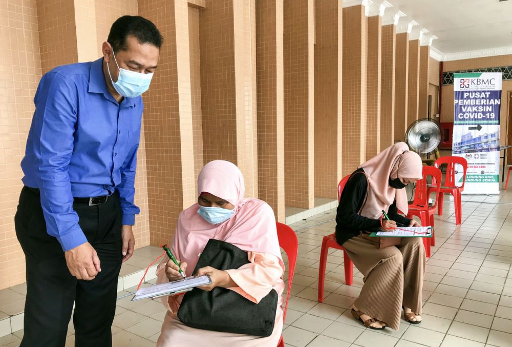 Mohd Nazri (left) said KBMC officially started dispensing the vaccine for recipients on May 31. u00e2u20acu201d Bernama pic 