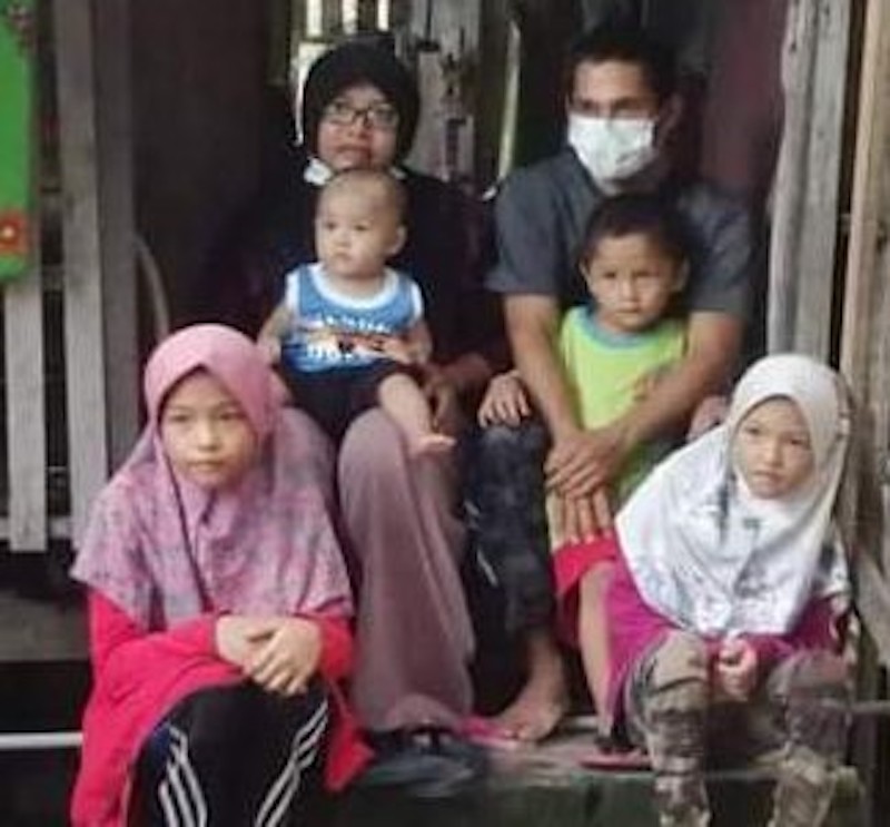 Siti Meriam, Mohd Khairi and their children had been eating plain fried rice and biscuits since the start of the pandemic. u00e2u20acu201d Picture by Siti Meriam Mohamad