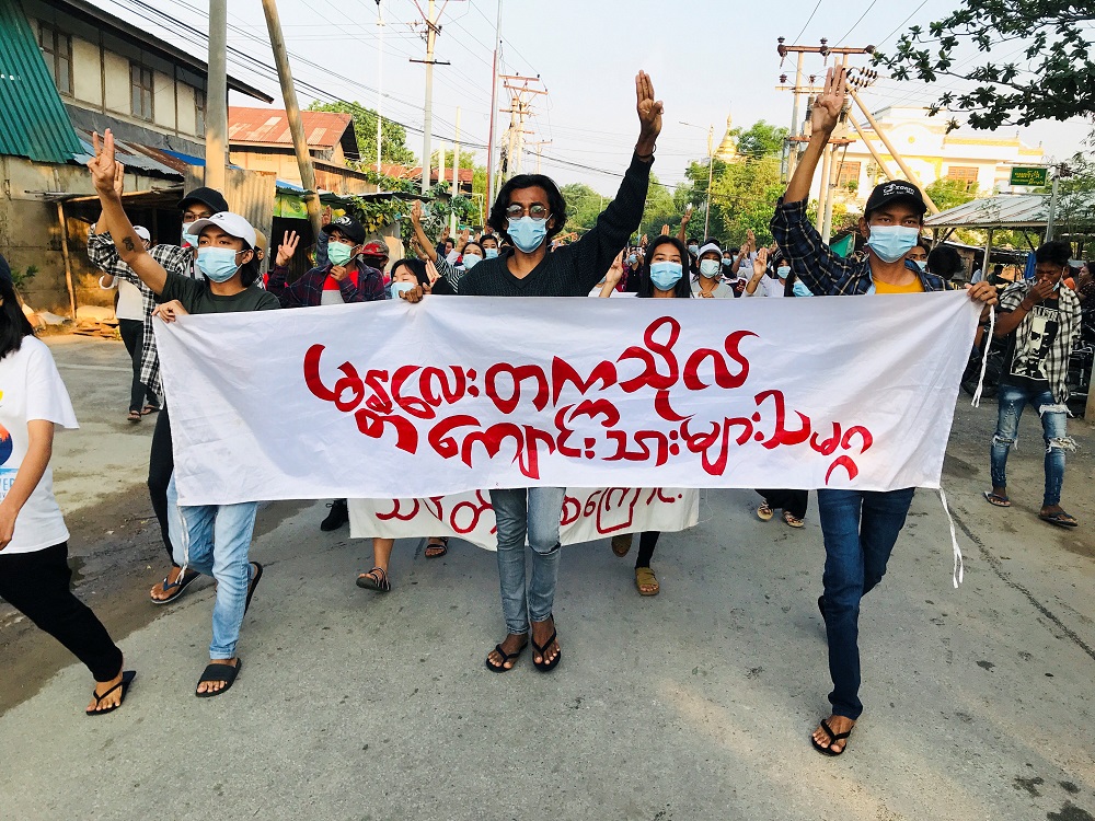 Students hold a banner and flash the three-finger salute as they take part in a protest against Myanmaru00e2u20acu2122s junta, in Mandalay, Myanmar May 10, 2021. u00e2u20acu2022 Reuters pic