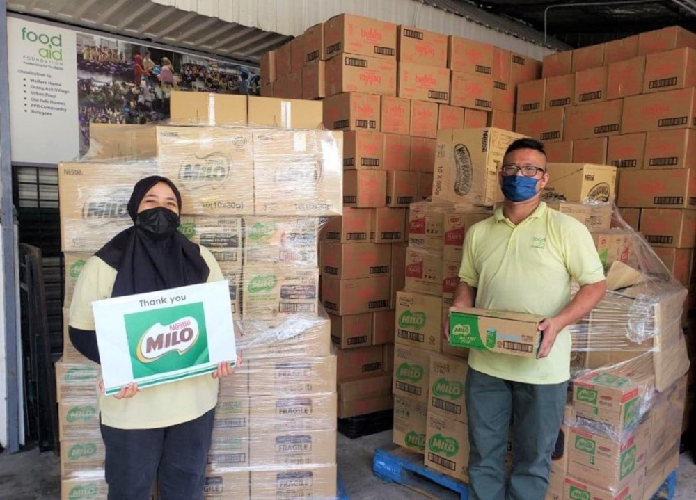 Representatives of Food Aid Foundation receive #ParcelKebaikan comprising Milo and other Nestlu00c3u00a9 products thanks to Malaysians who contributed to #SkuadKebaikanMILO. u00e2u20acu2022 Picture courtesy of Nestle Malaysia