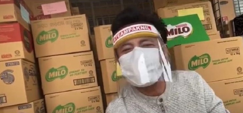 TV Host, Datuk Aznil Nawawi, who joined #SkuadKebaikanMILO for the second consecutive year, delivers the #ParcelKebaikan food bundles (before the start of the Full Movement Control Order) to beneficiaries under Yayasan Pesona. ― Picture courtesy of Nestle Malaysia