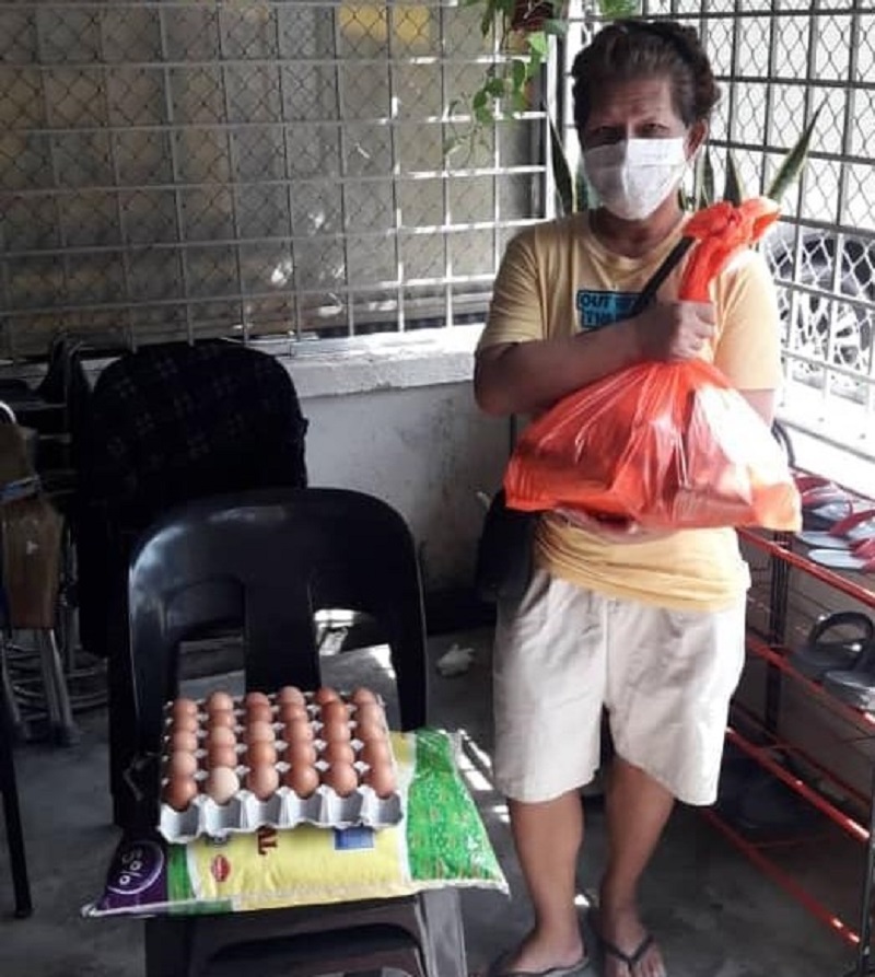 Apart from distributing lunch food packets, SEED foundation also gives provisions to the poor and needy. ― Picture via Facebook/SEEDFMalaysia