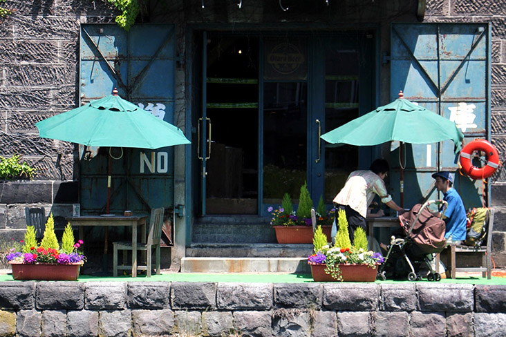 During summer, the Japanese get to enjoy their meals outdoors... in the shade, of course.