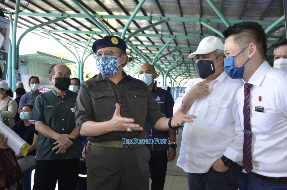 Abang Johari gives his assessment on the vaccination process at the PPV. From right are Dr Chung and Awang Tengah, while Uggah is at left. u00e2u20acu201d Borneo Post Online picnn