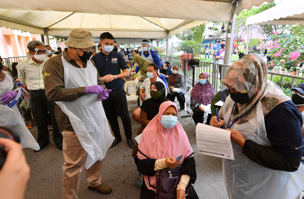 Federal Territories Minister Tan Sri Annuar Musa visits the MYMedic@Wilayah Vaccine Mobile Truck pioneer project at the Kampung Muhibbah peopleu00e2u20acu2122s housing project in Kuala Lumpur, June 7, 2021. u00e2u20acu201d Bernama pic 
