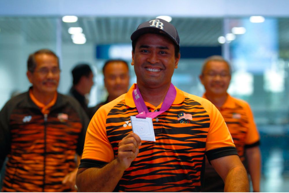 National archer Khairul Anuar Mohamad smiles while holding the silver medal he won at the 2019 World Archery Championships in Hertogenbosch when he arrived at the Kuala Lumpur International Airport (KLIA) June 18, 2021. u00e2u20acu201d Bernama pic